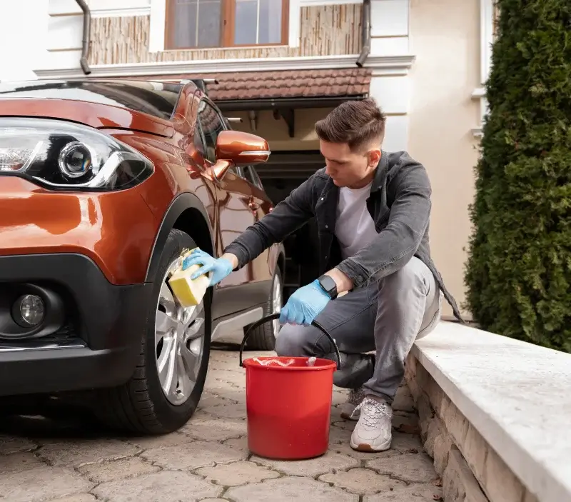 Lavage auto à domicile Isolaccio-di-Fiumorbo : professionnel intervenant sur un véhicule